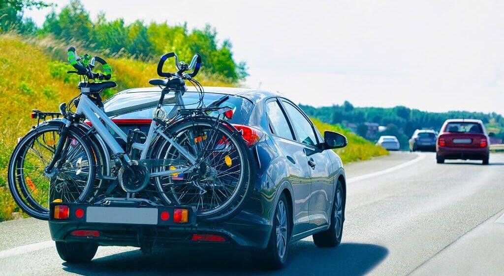 Montering-af-nummerplade-pa-lygtebom-eller-cykelholder-hos-autovaerkstedet-Aunetto-Herning